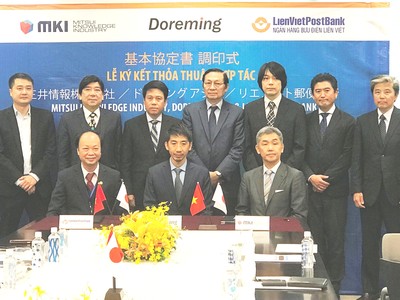 Ông Nguyễn Đình Thắng, Chủ tịch HĐQT LienVietPostBank,  ông Hiromitsu Kuwahara, Tổng giám đốc Doreming, ông Isao Kohiyama, Tổng giám đốc MKI (hàng ngồi từ trái qua phải) tại lễ ký kết.