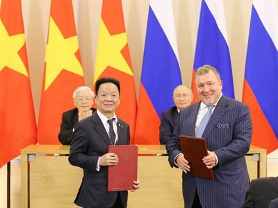  Tổng Bí thư Nguyễn Phú Trọng và Tổng thống Liên bang Nga Vladimir Putin chứng kiến lễ trao biên bản ghi nhớ hợp tác đầu tư giữa ông Đỗ Quang Hiển - Chủ tịch HĐQT SHB và ông Nikolay Kosov - Chủ tịch HĐQT IIB.