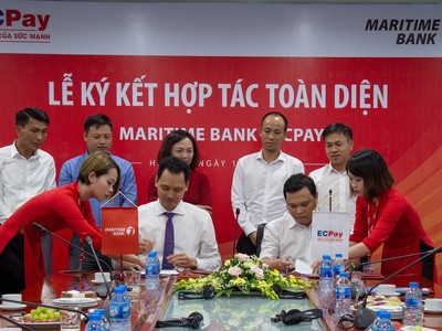 Ông Huỳnh Bửu Quang, Tổng giám đốc Maritime Bank và ông Bùi Đức Bình Dương, Tổng giám đốc ECPay trong buổi ký kết