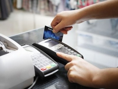 Đơn vị chấp nhận thẻ có được thu phí thanh toán thẻ từ khách hàng