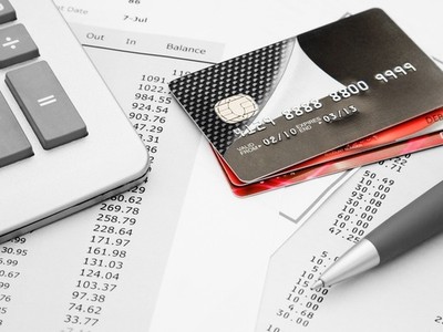 Chủ thẻ ngân hàng thường phải chịu 2 loại phí cố định