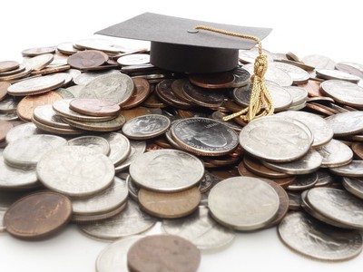 Sinh viên không trả nợ đúng hạn có bị phạt?