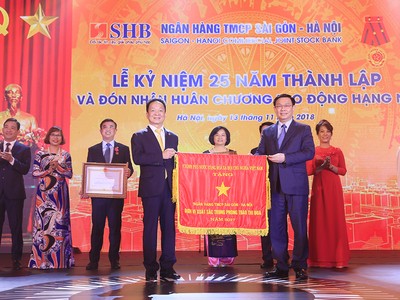 Ủy viên Bộ Chính trị, Phó thủ tướng Chính phủ Vương Đình Huệ thay mặt Đảng và Nhà nước trao Huân chương Lao động Hạng Nhì và Cơ Thi đua của Chính phủ cho Ngân hàng SHB vì đã hoàn thành xuất sắc, toàn diện nhiệm vụ công tác, dẫn đầu phong trào thi đua năm 2017 của ngành ngân hàng