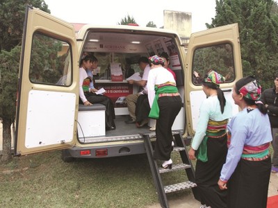 Sau hơn 10 tháng triển khai thực hiện, mô hình điểm giao dịch lưu động bằng ô tô chuyên dùng đã phục vụ cho 225.288 lượt khách hàng tại 236 xã trong cả nước