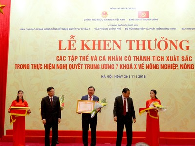 Đại diện Agribank, ông Tiết Văn Thành, Tổng Giám đốc nhận bằng khen