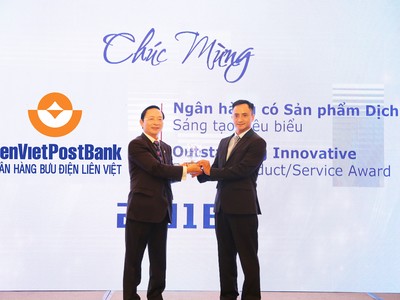 Ông Dương Công Toàn (phải) – Thành viên HĐQT LienVietPostBank đại diện nhận cúp của Ban tổ chức Giải thưởng Ngân hàng Việt Nam tiêu biểu 2018.