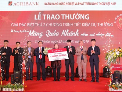 Khách hàng trúng giải chụp ảnh lưu niệm cùng Ban lãnh đạo Agribank