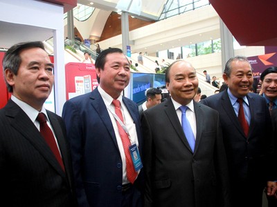 Ông Nguyễn Xuân Phúc, Thủ tướng Chính phủ và ông Nguyễn Văn Bình, Trưởng ban Kinh tế Trung ương thăm gian hàng của Agribank tại Diễn đàn Kinh tế Tư nhân 2019