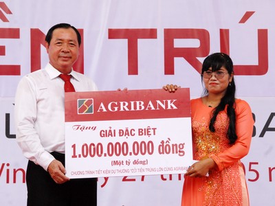 Tổng giám đốc Tiết Văn Thành trao thưởng cho khách hàng trúng thưởng là bà Kiên Thị Thanh gửi tiền tại Agribank Chi nhánh Trà Vinh. 