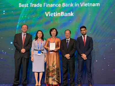 Bà Trần Thị Minh Đức nhận giải thưởng danh giá của The Asian Banker