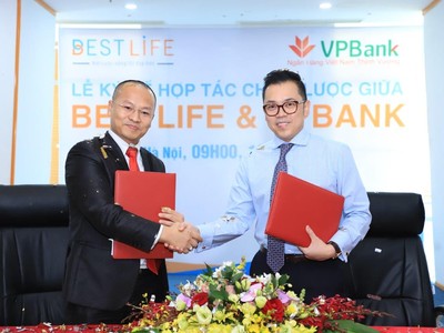Ông Phùng Duy Khương, Phó Tổng Giám đốc kiêm Giám đốc khối KHCN VPBank (bên phải) tại buổi ký kết thỏa thuận