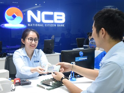 Khách hàng gửi tiết kiệm tại NCB