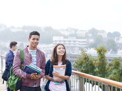 HSBC: 79% du học sinh khá căng thẳng về vấn đề tài chính khi đi du học