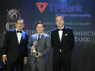 Ông Nguyễn Hưng đại diện TPBank lên nhận giải thưởng