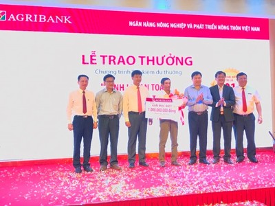 Agribank trao sổ tiết kiệm trị giá 1 tỷ đồng cho khách hàng