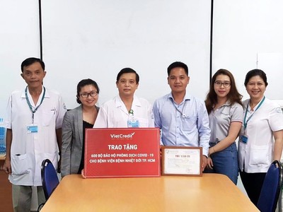 Đại diện VietCredit và Đại diện Bệnh viện Bệnh nhiệt đới TP. HCM cùng chụp ảnh lưu niệm