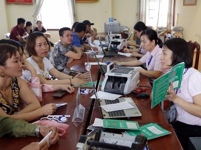 Hà Nội sẽ ủy thác 650 tỷ đồng qua Ngân hàng Chính sách xã hội TP. Hà Nội để cho người nghèo vay vốn vượt khó (hình ảnh chụp trước ngày 1/4/2020)