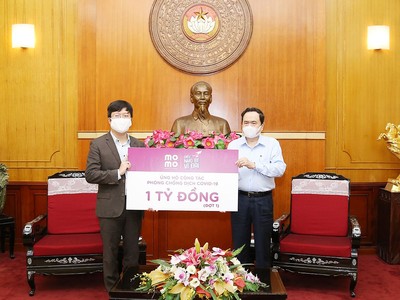 Ví MoMo đại diện người dùng trao 1 tỷ đồng ủng hộ lực lượng y tế chống dịch Covid-19