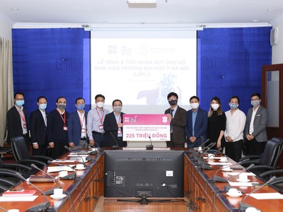 Ví MoMo trao tiền quyên góp đợt 1 trị giá 225 triệu đồng tới Đại học Y Hà Nội