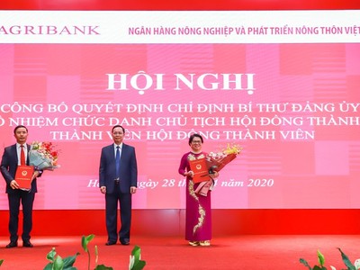 Phó Thống đốc Đào Minh Tú (đứng giữa) trao quyết định cho ông Phạm Đức Ấn (bên tay trái) và bà Đỗ Thị Nhàn (bên tay phải)
