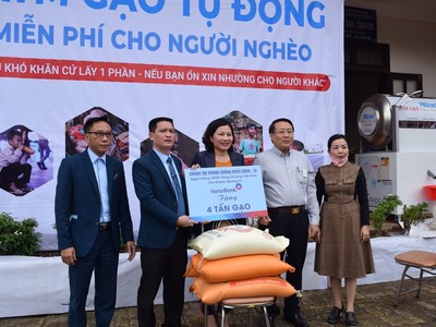 Ban Giám đốc VietinBank Quảng Trị trao biển tượng trưng số gạo phát trong chương trình “Ngân hàng gạo nghĩa tình” cho lãnh đạo tỉnh Quảng Trị