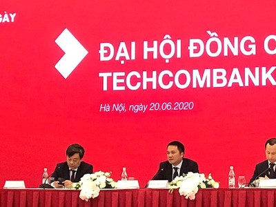 2 tỷ phú USD ngồi trên bàn chủ tọa đại hội đồng cổ đông Techcombank gồm ông Nguyễn Đăng Quang (trái) và ông Hồ Hùng Anh (giữa)