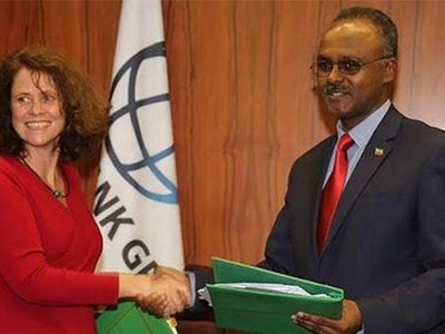 Bà Carolyn (Carrie) Turk  (trái)