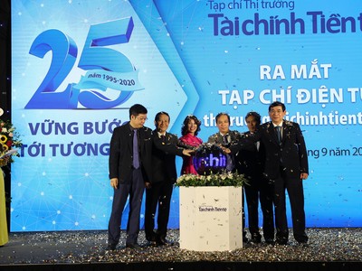 Các đại biểu bấm nút chính thức ra mắt tạp chí.