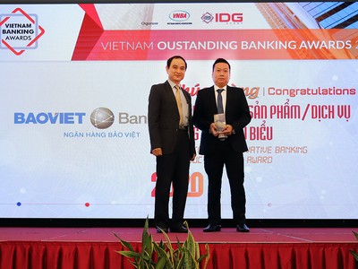 Ông Hồ Xuân Tùng – Giám đốc Chi nhánh TP.HCM, kiêm Trưởng Văn phòng đại diện TP.HCM đại diện BAOVIET Bank nhận giải 