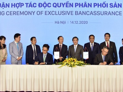 VietinBank hợp tác độc quyền 16 năm bán bảo hiểm nhân thọ cho Manulife 