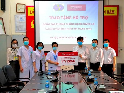 Agribank hỗ trợ Bệnh viện bệnh nhiệt đới Trung ương trong phòng chống dịch Covid-19. Hoạt động trao tặng được diễn ra tại cơ sở 2 của Bệnh viện (Số 78 Đường Giải Phóng, Hà Nội), nhằm đảm bảo an toàn phòng chống dịch theo quy định.