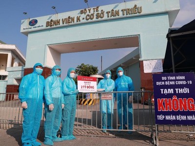 Đại diện Lãnh đạo Agribank trao kinh phí hỗ trợ phòng chống Covid-19 cho Bệnh viện K. Hoạt động trao tặng được diễn ra tại khu vực cổng bệnh viện K cơ sở Tân Triều, đảm bảo giãn cách và an toàn phòng chống dịch theo quy định.