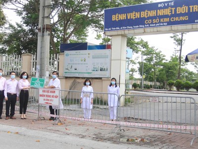 Để đảm bảo an toàn phòng chống dịch bệnh, Ngân hàng Chính sách xã hội trao quà cho đại diện Bệnh viện Nhiệt đới Trung ương (cơ sở 2 xã Kim Chung, huyện Đông Anh) bên ngoài trụ sở