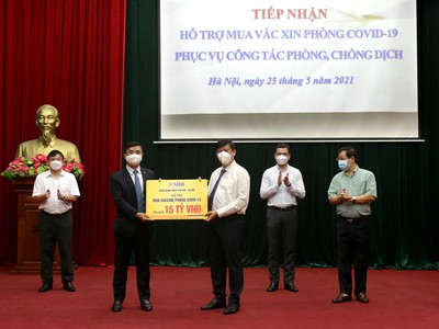 Tổng Giám đốc Nguyễn Văn Lê - đại diện SHB trao tặng Bộ Y tế 15 tỷ đồng hỗ trợ kinh phí mua vaccine phòng Covid-19