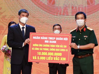 Ông Lưu Trung Thái, Phó Chủ tịch Hội đồng Quản Trị, Tổng giám đốc MB đã trực tiếp trao tặng số tiền 10 tỷ đồng tới đại diện UBND TP. Hà Nội 