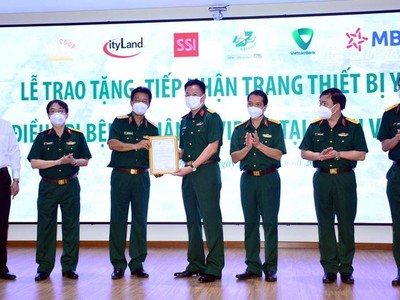 Đại tá Hà Trọng Khiêm – Phó tổng giám đốc phụ trách khu vực phía Nam (thứ tư từ trái qua) đại diện MB trao tặng 5 tỷ đồng tới Bệnh viện Quân y 175