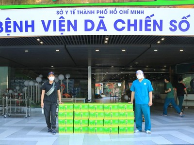 Bác sĩ Vũ Biên Luận - Đội trưởng Đội hậu cần bệnh viện dã chiến thu dung số 5 đại diện nhận 40 thùng trà tự nhiên TH true TEA được chở từ Uỷ ban Trung ương Mặt trận Tổ quốc Việt Nam TP.HCM