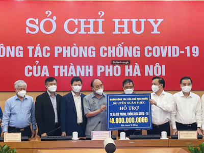 Ngày 13/8, ông Trần Minh Đạt - Phó Tổng giám đốc MB (thứ tư từ trái qua) tham gia Đoàn công tác Chủ tịch nước Nguyễn Xuân Phúc, đóng góp 20 tỷ đồng đến TP. Nội trong công tác phòng chống COVID-19.