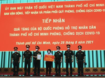 Lãnh đạo TP. HCM tiếp nhận phần quà biểu trưng