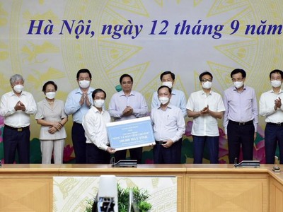 Phó Thống đốc thường trực NHNN Đào Minh Tú, đại diện Ngành ngân hàng trao tặng 100.000 máy tính cho Chương trình “Sóng và máy tính cho em”.