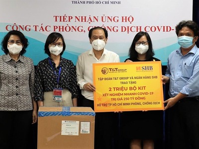 Đại diện Tập đoàn T&T Group và Ngân hàng SHB trao tặng 2 triệu kit xét nghiệm nhanh COVID-19 cho lãnh đạo Ủy ban MTTQ Việt Nam TPHCM và Sở Y tế TPHCM.