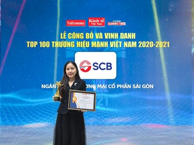Đại diện SCB nhận giải thưởng trực tuyến