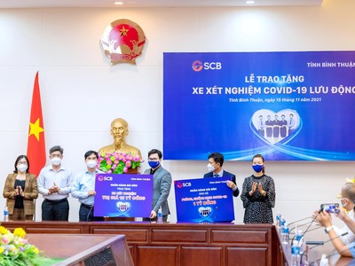 Ông Trương Khánh Hoàng - Quyền Tổng Giám đốc SCB đã trao tặng một xe xét nghiệm Covid-19 lưu động cho đại diện UBND tỉnh Bình Thuận. 