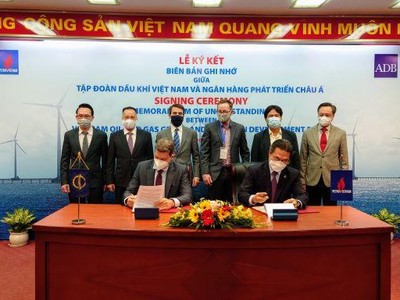 Ông Phạm Tiến Dũng, Phó tổng giám đốc của PVN đã ký Biên bản ghi nhớ cùng đại diện ADB, ông Andrew Jeffries, Giám đốc quốc gia của ADB tại Việt Nam