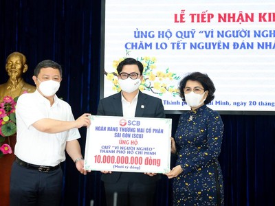 Phó chủ tịch UBND TP. HCM Dương Anh Đức và Chủ tịch Ủy Ban MTTQ TP.HCM Tô Thị Bích Châu tiếp nhận hỗ trợ từ SCB.