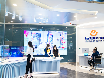 Trải nghiệm dịch vụ tại phòng giao dịch thông minh của LienVietPostBank 