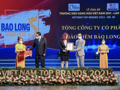 Bà Lê Thanh Hằng, Phó Tổng Giám đốc Tổng CTCP Bảo hiểm Bảo Long vinh dự nhận giải thưởng “Top 10 Thương hiệu Hàng đầu Việt Nam 2021”