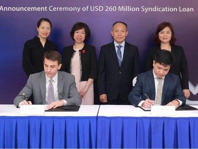 Đại diện ADB, VIB, UOB và các bên tại lễ công bố.