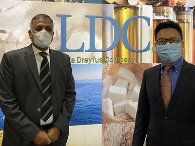 Phó Chủ tịch chuyên trách Nghiệp vụ Khu vực tư nhân và Quan hệ Đối tác công - tư của ADB, ông Ashok Lavasa (trái) gặp gỡ Giám đốc Thương mại và Trưởng bộ phận châu Á của LDC, ông James Zhou (phải) tại văn phòng của LDC ở Xinh-ga-po.