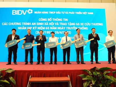 Ông Phan Đức Tú, Chủ tịch HĐQT và ông Lê Ngọc Lâm, Tổng Giám đốc BIDV tại sự kiện an sinh xã hội.